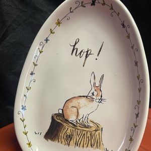 Rae Dunn ‘hop’ plate
